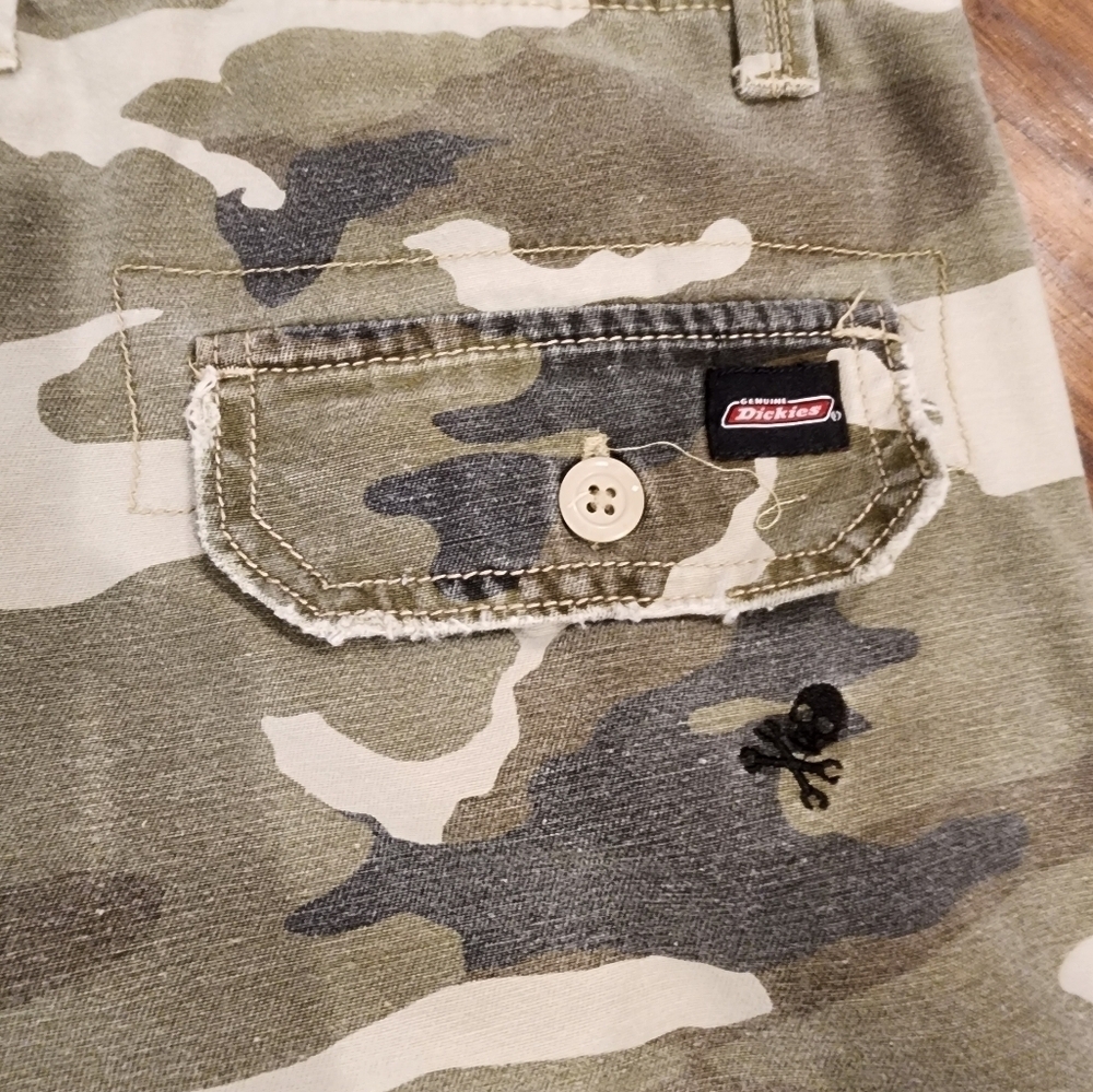 Dickies Camo Cargo Skull and crossbones  Shorts - Picture 5 of 7